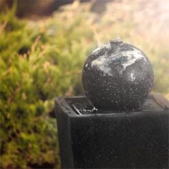 Königsbrunn Springbrunnen Solar 200 L/h LED Akku Basaltoptik -Outdoor Grills Verkaufsgeschäft 10029040 yy 0003 ambient Blumfeldt Koenigsbrunn Solar Springbrunnen LED