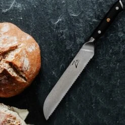 Alpha-Royal Japanese Serie 8" Brotmesser 18° Wellenschliff Damaszener-Stahl -Outdoor Grills Verkaufsgeschäft 10038985 de 0005 logo
